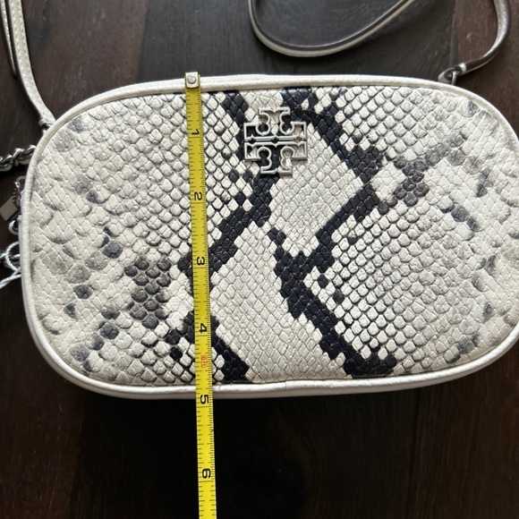 NWT ~ TORY BURCH BRITTEN SNAKE EMBOSSED CAMERA BAG CROSSBODY BAG - Picture 11 of 12